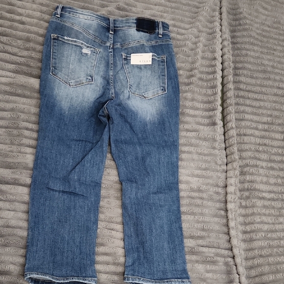 Risen High-waist Capri Jeans - Picture 8 of 9